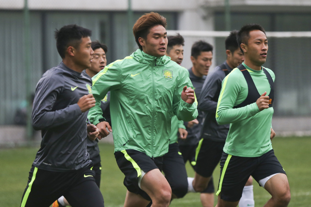 国安主场大胜上港，扩大领先优势的简单介绍